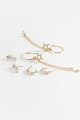 Set de tres pares de aros dorados con apliques de vidrio transparente. Incluye un par de aros pequeños tipo botón con diseño rectangular, un par de aros pequeños en forma de argolla con pedrería y un par de aros tipo argolla con dijes colgantes de estrella y cadenas finas con detalles de cristal.