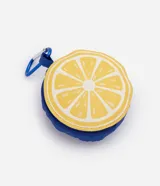 Bolsa plegable con estampa de limones y patrón de cuadros azules y blancos. Cuenta con asas largas de color azul y un monedero redondo colgante con diseño de limón.