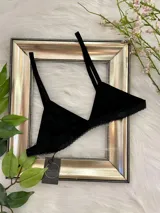 Bralette de estilo triángulo confeccionado en lycra suave y elastizada, con breteles regulables y cierre de gancho en la espalda.
