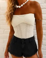 Body strapless de punto color crudo, con diseño ajustado al cuerpo y detalle de fruncido en el busto. Confeccionado con tejido elástico con tramado texturado.