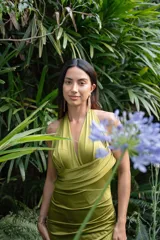 Vestido largo verde musgo de lycra, con escote halter y abertura lateral en la falda. Diseño ajustado al cuerpo.