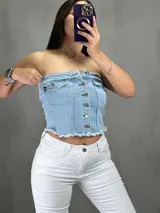 Top strapless de jean celeste con botones plateados al frente y ruedo desflecado.