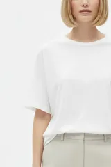 Remera de algodón blanca, de manga corta y cuello redondo con ajuste al cuerpo.