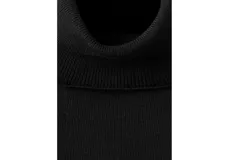 Jersey Luccac negro de cuello alto y manga larga, de corte recto y diseño clásico.