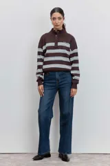 Sweater de punto con diseño a rayas horizontales en azul marino, blanco y bordó. Presenta cuello alto con cierre de botones a presión, mangas largas con puños acanalados y un pequeño bordado en el pecho.