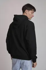 Buzo hoodie azul marino de algodón con corte holgado, capucha con cordones ajustables, bolsillo tipo canguro y etiqueta con logo en el frente.