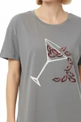 Remera marrón de manga corta y cuello redondo, confeccionada en algodón, con estampado frontal estilo universitario con la inscripción "Amour C'est La Vie Paris, France".