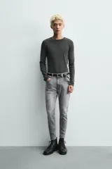 Jeans skinny cropped fit de corte ajustado y tiro medio, con diseño de cinco bolsillos y efecto lavado.