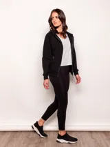 Calza larga negra de tiro medio, sin costuras laterales.