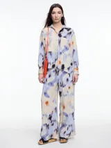 Pantalón de pierna ancha confeccionado en viscosa crinkled con estampa de manchas. De calce relajado y cintura con elástico.