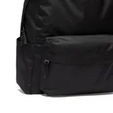 Mochila Vans Old Skool H2O color negro con logo Vans Off The Wall en blanco.