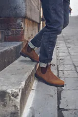 Bota tipo Chelsea Blundstone modelo #562, confeccionada en cuero premium color marrón con elásticos laterales a tono y suela de goma negra antideslizante.