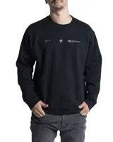 Buzo de felpa color negro con cuello redondo y diseño estampado en el pecho que incluye una estrella y texto decorativo.