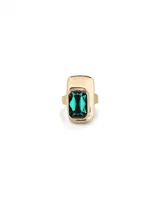 Anillo dorado con cristal verde esmeralda rectangular.