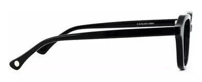 Armazón para lentes de receta geométrico color negro, con ángulos suavizados y patillas antideslizantes con núcleo de metal plateado.
