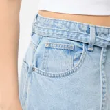 Pollera larga de denim celestes, de tiro medio con bolsillos laterales y cinturón incorporado del mismo material.