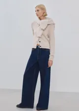 Jeans de denim azul oscuro con diseño de tiro medio y corte wide leg.