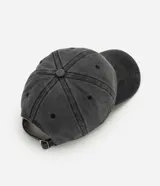 Gorra de seis paneles confeccionada en algodón con acabado desteñido, visera curva y regulador trasero.