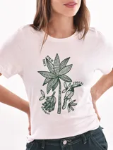 Remera negra de algodón con estampado frontal de la palabra "MERCI" en letras delineadas con colores del arcoíris.