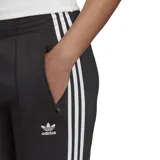 Pantalón negro de acetato con tres rayas blancas a los costados y logo de Adidas bordado en blanco.
