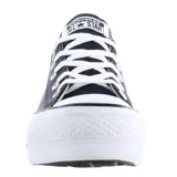 Championes Converse All Star Chuck Taylor Lift de caña baja, color negro, con plataforma blanca y cordones blancos.
