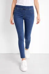Pantalon tipo jegging de jean azul con cintura elástica y bolsillos frontales simulados.