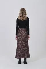 Falda larga de corte recto con estampado animal print en tonos marrones y negros. Confeccionada en tejido ligero y fluido.