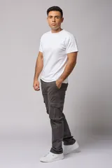 Pantalón cargo gris de gabardina con bolsillos laterales con fuelle y solapa, corte recto y tiro medio.