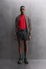 Short deportivo negro de tejido técnico ligero y elástico, con forro interior.