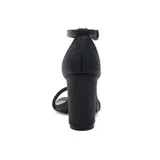 Sandalias de fiesta color negro con acabado brillante, diseño de tira delantera y pulsera al tobillo con cierre de hebilla. Presentan un taco cuadrado alto y robusto, también cubierto de material brillante.