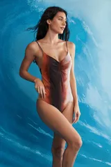 Malla entera con breteles finos y escote en V, con diseño degradado en tonos marrones.