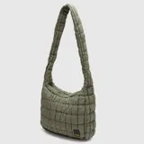 Tote bag color negro con diseño acolchado y voluminoso. Cuenta con un compartimento principal con cierre y una correa de hombro integrada.