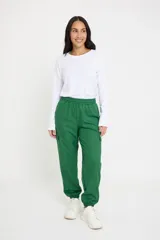Pantalón tipo babucha estilo cargo color verde, con cintura y puños elásticos, bolsillos laterales funcionales y corte holgado.