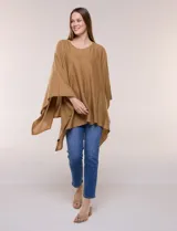 Poncho de calce holgado color marrón, confeccionado en tejido fino de punto suave, con cuello redondo y diseño de caídas laterales amplias de ruedo asimétrico.