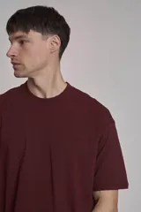 Remera verde oscuro de corte holgado y mangas cortas.