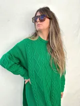 Sweater largo verde esmeralda de tejido de punto trenzado con cuello redondo y mangas largas.