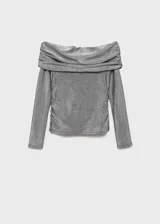 Top de lúrex color gris con diseño entallado, escote off-shoulder con drapeado y mangas largas.