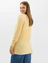 Cardigan abierto de tejido acanalado, con bolsillos frontales y mangas largas de corte entallado con puños de rib.