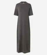 Vestido midi Marfinno de punto color gris oscuro, con cuello alto, mangas cortas amplias y diseño suelto.
