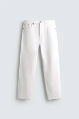 Jeans de corte recto desde la cadera hasta el tobillo, con tiro medio y confeccionados en denim de algodón rígido. Presentan diseño clásico de cinco bolsillos y cierre frontal con botones.