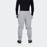 Pantalón de jogging Umbro color azul marino, con ajuste entallado, puños elásticos en los tobillos y logo de la marca bordado en blanco en la pierna.