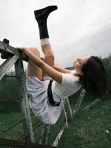 Bota de cuero negra, de caña media, punta cuadrada y taco bajo forrado.