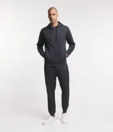 Buzo deportivo negro con capucha, cierre frontal con cremallera, bolsillos laterales y puños ajustados. Confeccionado en tejido de algodón y poliéster.