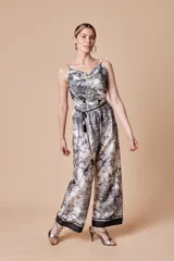 Top italiano de satén de seda estampado con motivos florales en blanco y negro, breteles finos y escote en V.