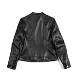 Campera negra símil cuero con cuello redondo, cierre frontal y bolsillos laterales con cierre.