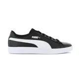 Championes Puma modelo Smash V2 L, de diseño clásico y minimalista en color blanco con la icónica franja lateral en negro. Confeccionados con materiales sintéticos de alta calidad, cuentan con suela de goma resistente y cierre de cordones para un ajuste seguro.
