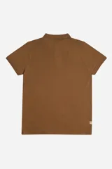 Remera polo color marrón, de manga corta, con cuello y tapeta de dos botones. Presenta el logo de la marca Mistral estampado en el pecho.