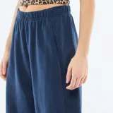 Pantalón de jogging azul marino con diseño de corte barrel y cintura elástica.