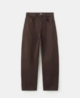 Jeans rectos tiro medio color marrón oscuro con bolsillos clásicos y cierre frontal.