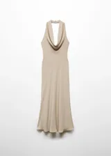 Vestido largo color beige con escote halter drapeado y espalda descubierta.